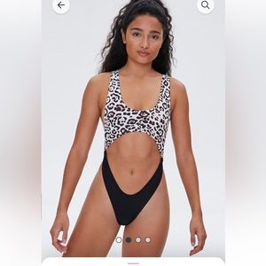 NWT !! Leopard print cutout high rise swimsuit